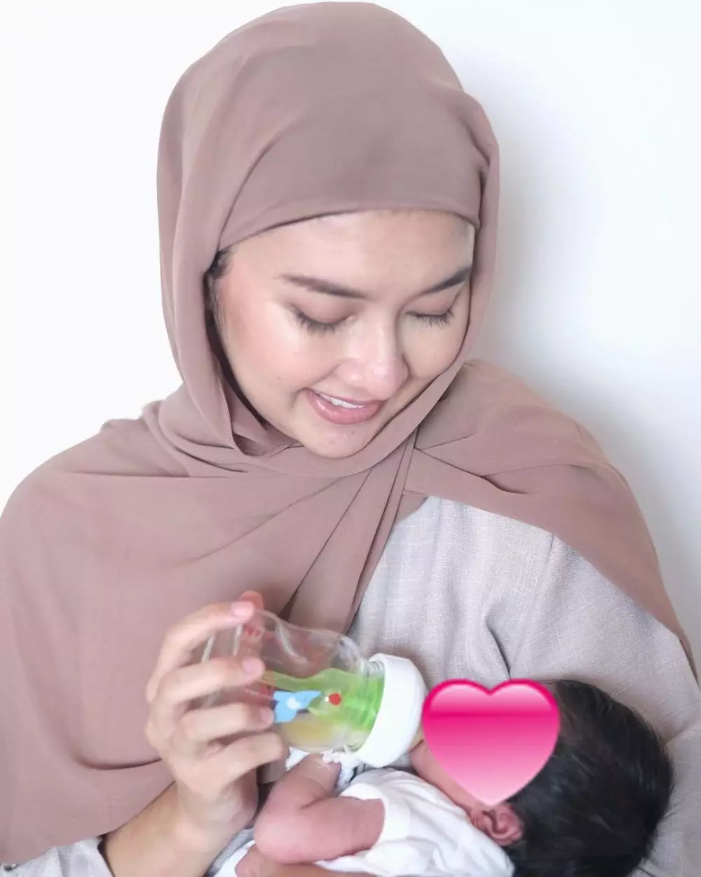 Penampilan baru Kevin Lilliana dengan hijab © Instagram