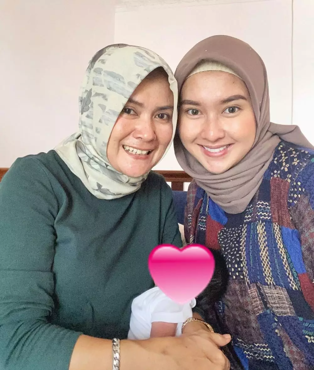 Penampilan baru Kevin Lilliana dengan hijab © Instagram