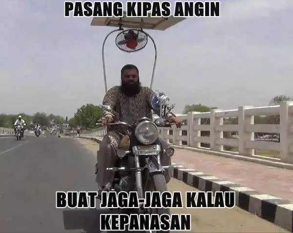 meme pengendara motor pada siang hari Berbagai sumber