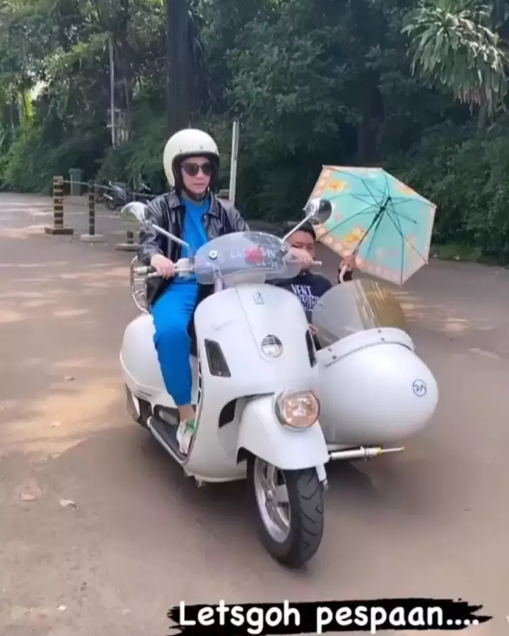 Nagita mengendarai motor © 2020 brilio.net