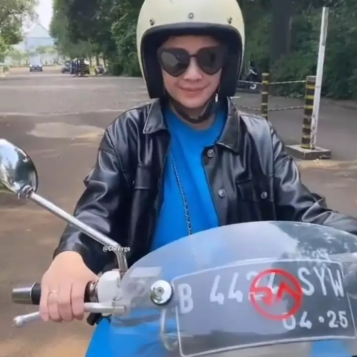 Nagita mengendarai motor © 2020 brilio.net