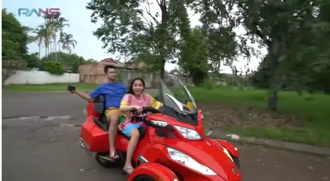 Nagita mengendarai motor © 2020 brilio.net
