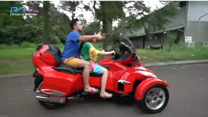 Nagita mengendarai motor © 2020 brilio.net