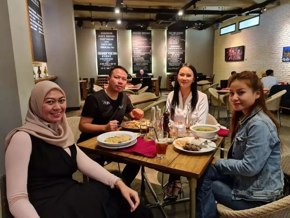 Vicky dan Kalina mesra © Instagram