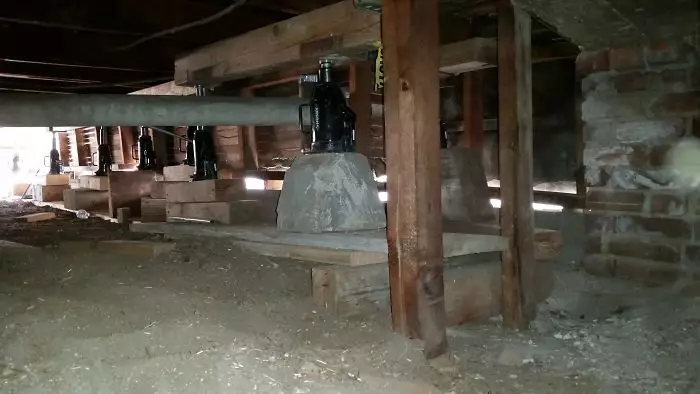 pondasi rumah absurd Berbagai sumber