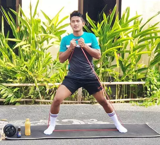 pemain sepak bola jadi polisi berbagai sumber