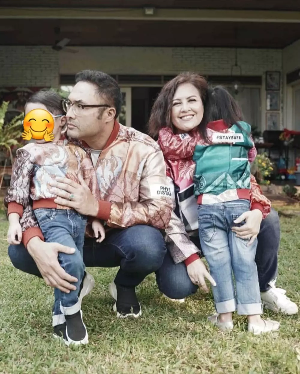 Pemotretan keluarga Cynthia Lamusu dan Surya Saputra © 2020 brilio.net Pemotretan keluarga Cynthia Lamusu dan Surya Saputra © 2020 brilio.net