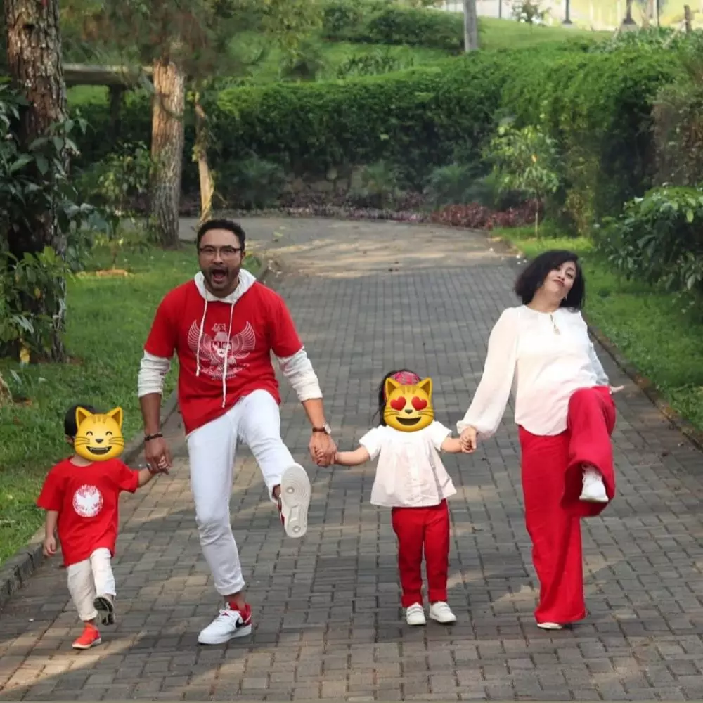 Pemotretan keluarga Cynthia Lamusu dan Surya Saputra © 2020 brilio.net Pemotretan keluarga Cynthia Lamusu dan Surya Saputra © 2020 brilio.net