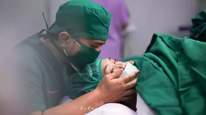 Oki Setiana Dewi melahirkan anak ke-4 © 2020 brilio.net Oki Setiana Dewi melahirkan anak ke-4 © 2020 brilio.net