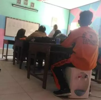 tingkah ajaib siswa di kelas © Berbagai sumber tingkah ajaib siswa di kelas © Berbagai sumber