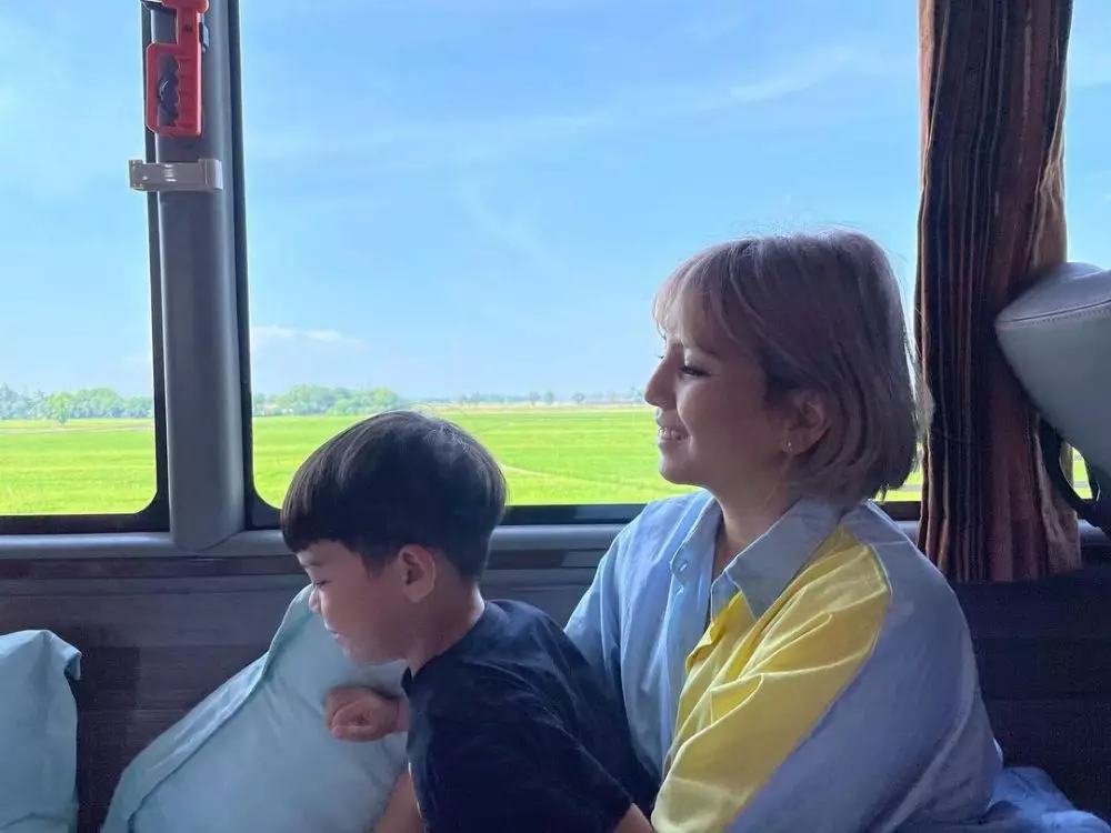 Seleb Tanah Air liburan dengan bus  © Istimewa