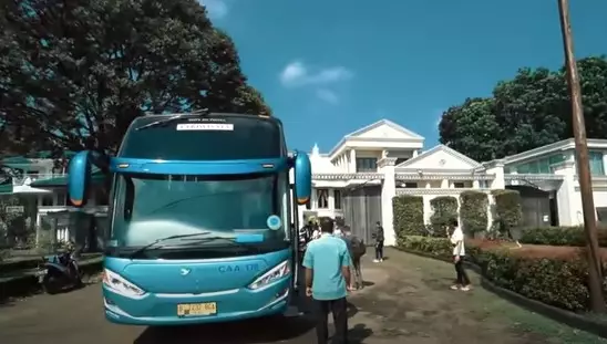 Seleb Tanah Air liburan dengan bus  © Istimewa