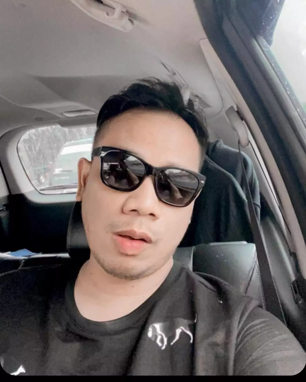 Seleb Tanah Air liburan dengan bus  © Istimewa