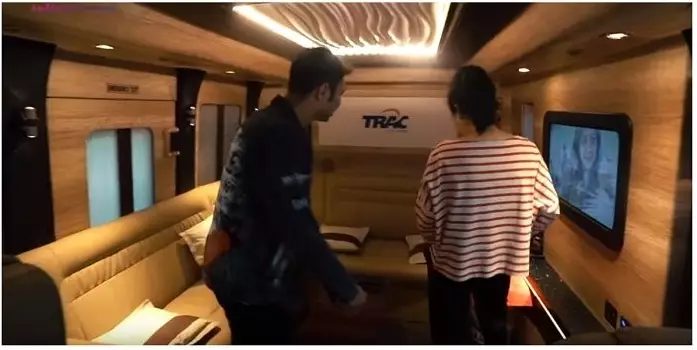 Seleb Tanah Air liburan dengan bus  © Istimewa