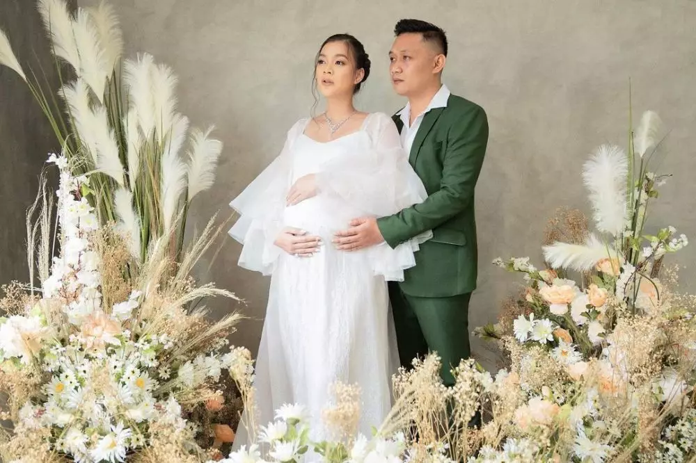 Potret maternity Kezia dan suami © Instagram