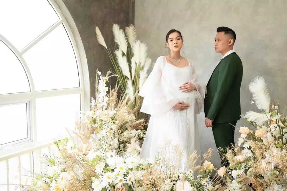 Potret maternity Kezia dan suami © Instagram