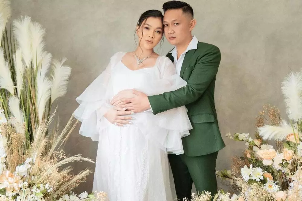 Potret maternity Kezia dan suami © Instagram