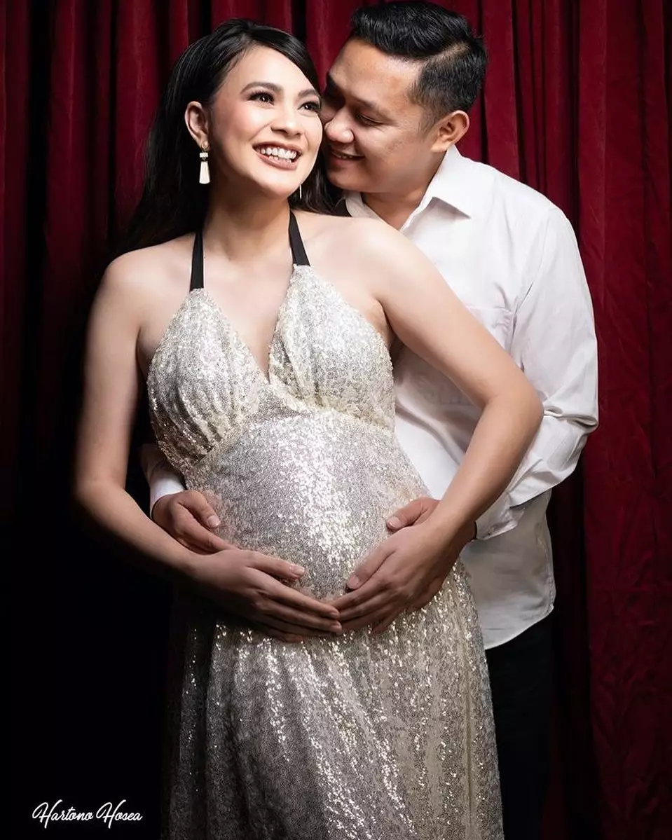 Potret maternity Kezia dan suami © Instagram