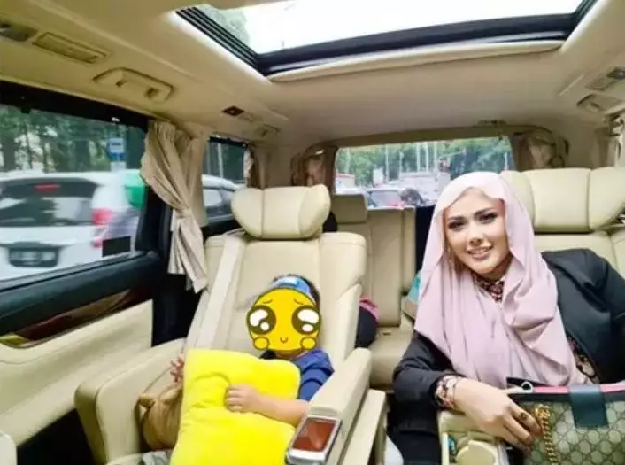 rey utami terbaru bebas © Instagram