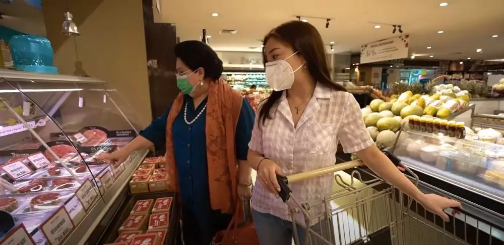 Nikita Willy belajar masak bareng ibu mertua © 2020 brilio.net YouTube Nikita Willy belajar masak bareng ibu mertua © 2020 brilio.net YouTube