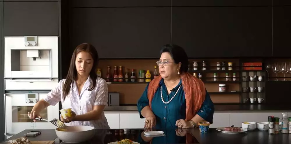 Nikita Willy belajar masak bareng ibu mertua © 2020 brilio.net YouTube Nikita Willy belajar masak bareng ibu mertua © 2020 brilio.net YouTube