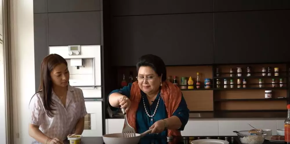 Nikita Willy belajar masak bareng ibu mertua © 2020 brilio.net YouTube Nikita Willy belajar masak bareng ibu mertua © 2020 brilio.net YouTube