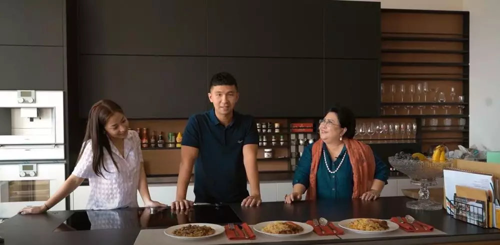 Nikita Willy belajar masak bareng ibu mertua © 2020 brilio.net YouTube Nikita Willy belajar masak bareng ibu mertua © 2020 brilio.net YouTube