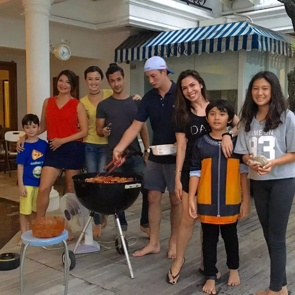 Kedekatan Edward Akbar dan Tamara Bleszynski © Instagram Kedekatan Edward Akbar dan Tamara Bleszynski © Instagram