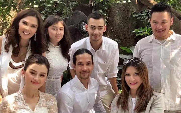 Kedekatan Edward Akbar dan Tamara Bleszynski © Instagram Kedekatan Edward Akbar dan Tamara Bleszynski © Instagram