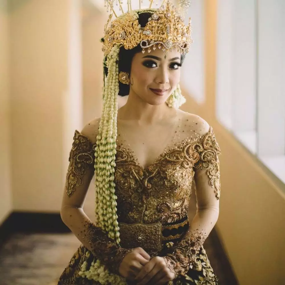 Kebaya nikahan seleb selain putih © 2020 brilio.net