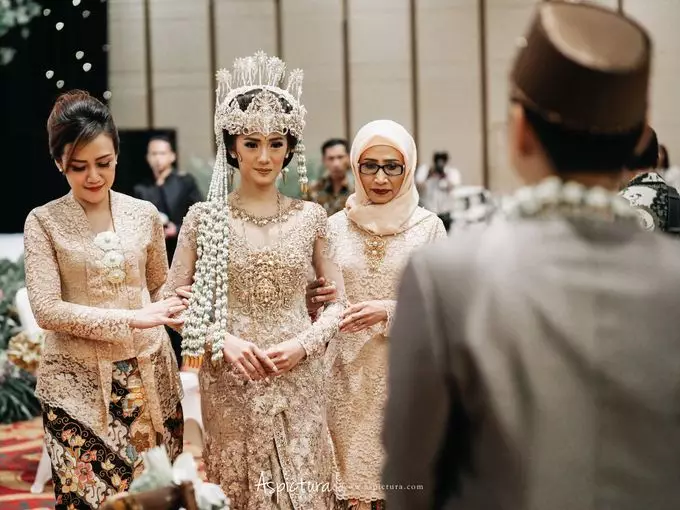 Kebaya nikahan seleb selain putih © 2020 brilio.net