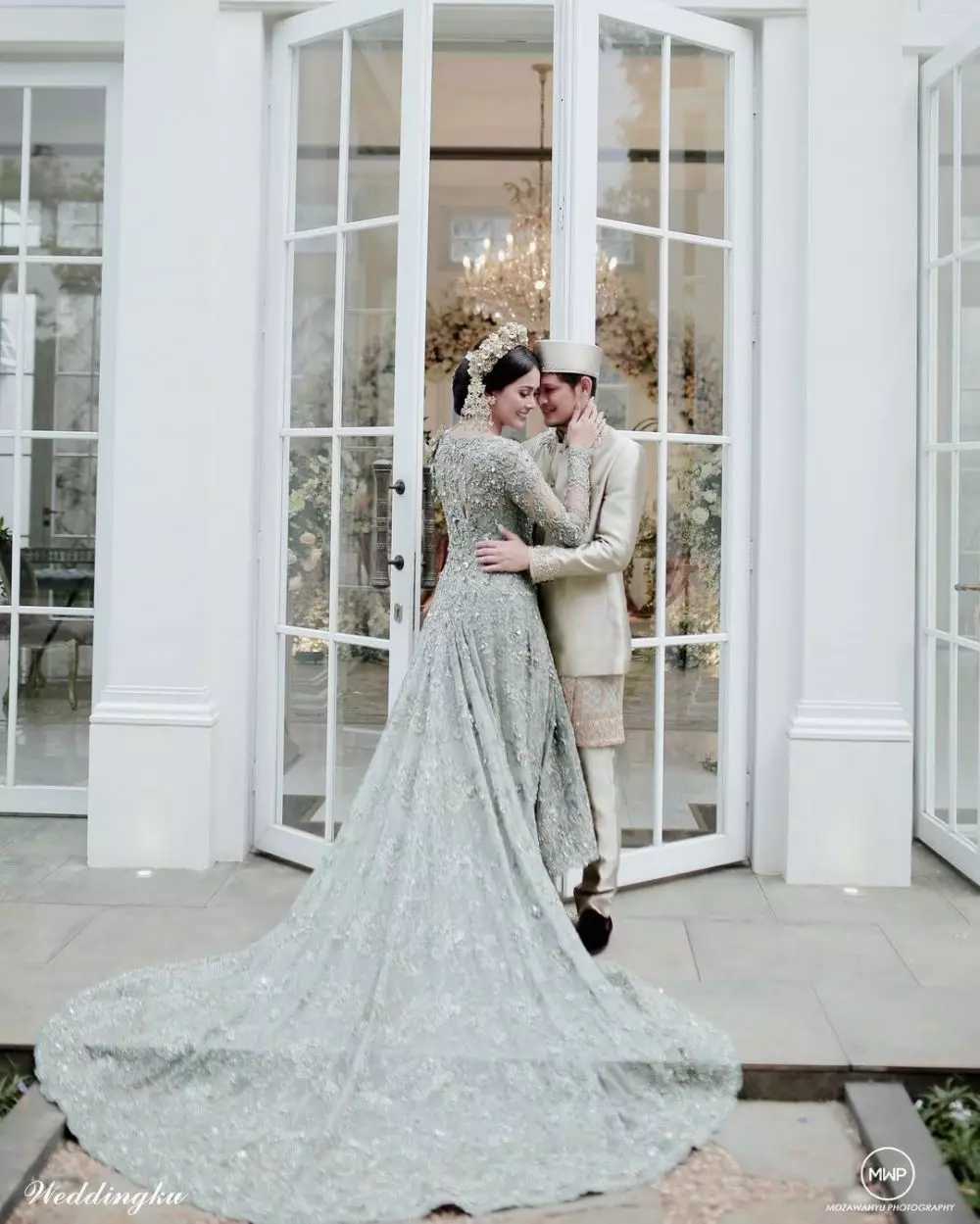 Kebaya nikahan seleb selain putih © 2020 brilio.net