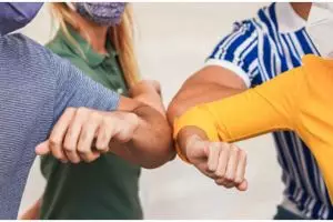 40 Kata-kata bijak memahami sahabat, bantu rekatkan hubungan