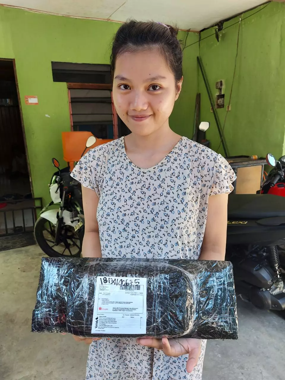 customer terima paket © Twitter