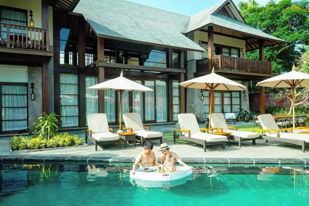 pasangan seleb sarapan di kolam © 2020 brilio.net pasangan seleb sarapan di kolam © 2020 brilio.net