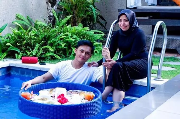 pasangan seleb sarapan di kolam © 2020 brilio.net pasangan seleb sarapan di kolam © 2020 brilio.net