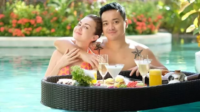 pasangan seleb sarapan di kolam © 2020 brilio.net pasangan seleb sarapan di kolam © 2020 brilio.net
