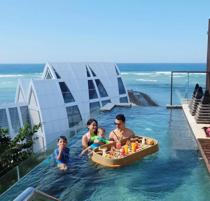 pasangan seleb sarapan di kolam © 2020 brilio.net pasangan seleb sarapan di kolam © 2020 brilio.net