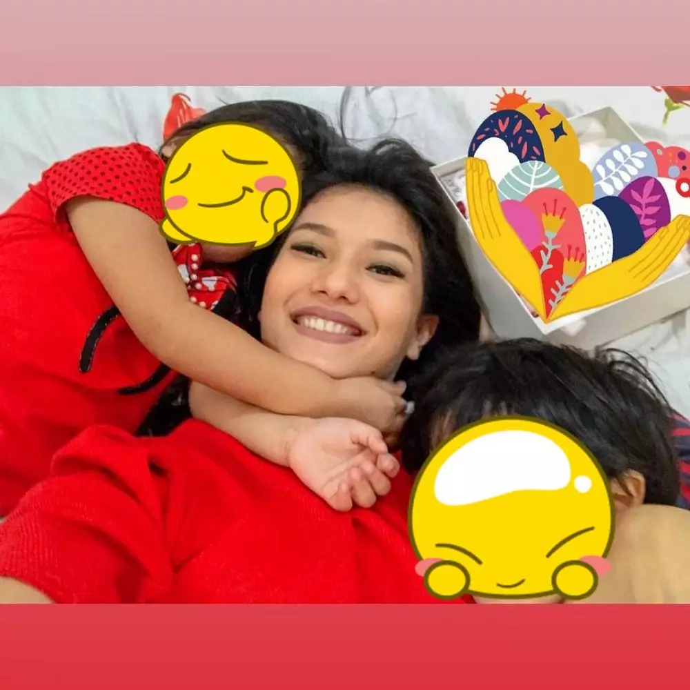 Momen Puteri Indonesia momong anak © Instagram Momen Puteri Indonesia momong anak © Instagram