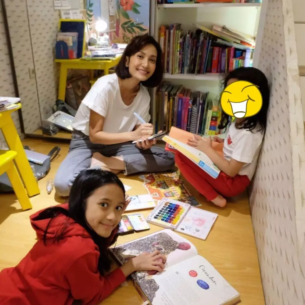 Momen Puteri Indonesia momong anak © Instagram Momen Puteri Indonesia momong anak © Instagram