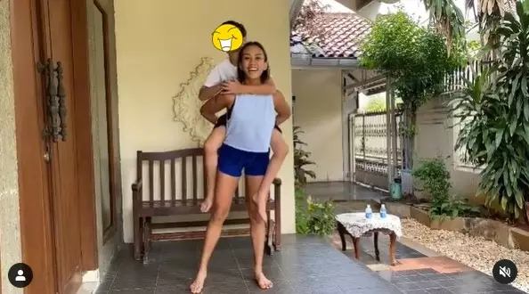 Momen Puteri Indonesia momong anak © Instagram Momen Puteri Indonesia momong anak © Instagram