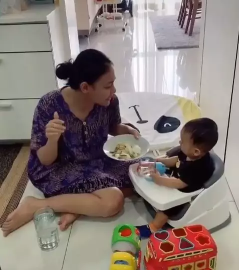 Momen Puteri Indonesia momong anak © Instagram Momen Puteri Indonesia momong anak © Instagram