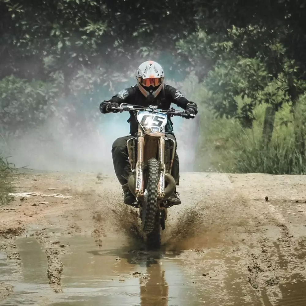 Potret Darius Sinathrya naik motor trail © Instagram