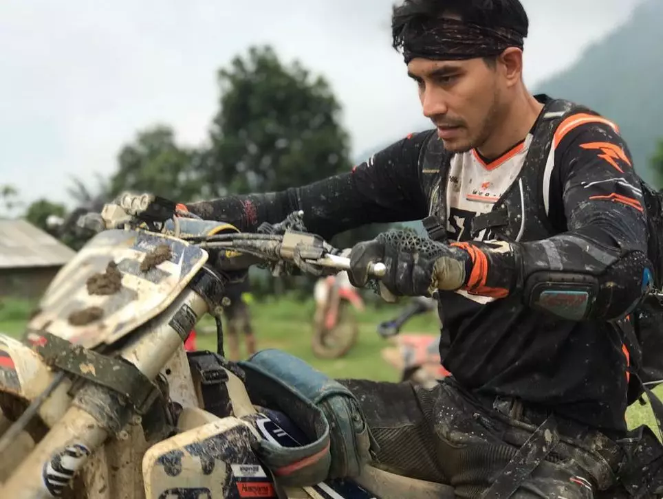 Potret Darius Sinathrya naik motor trail © Instagram