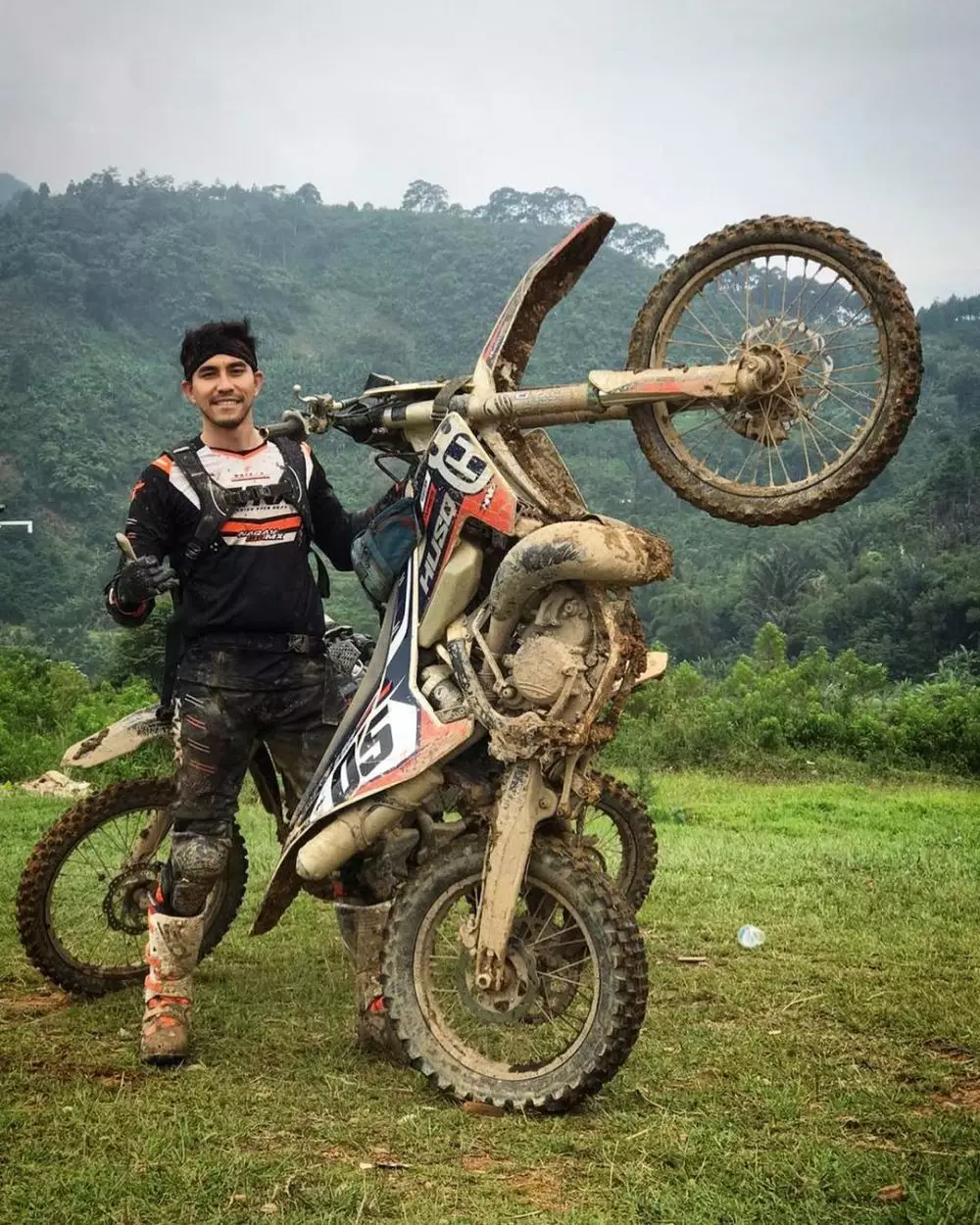 Potret Darius Sinathrya naik motor trail © Instagram