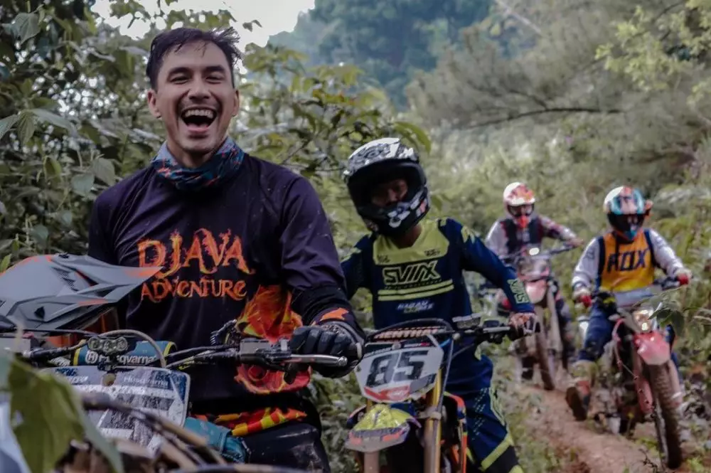 Potret Darius Sinathrya naik motor trail © Instagram