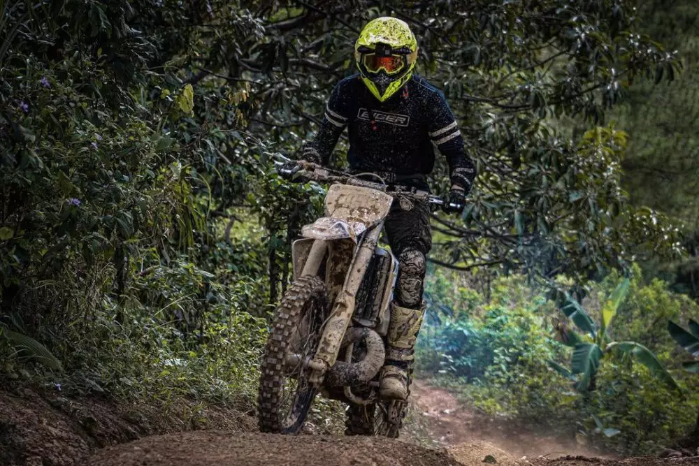 Potret Darius Sinathrya naik motor trail © Instagram