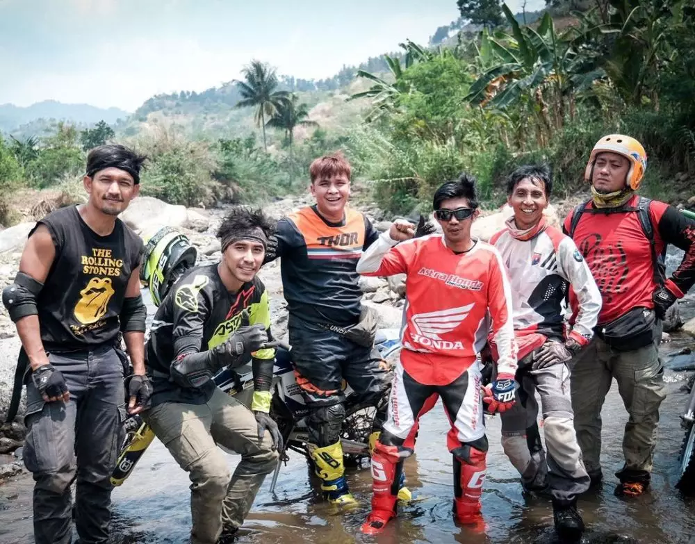 Potret Darius Sinathrya naik motor trail © Instagram