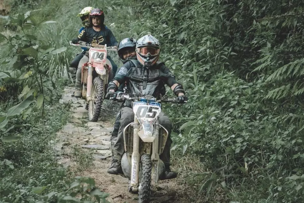 Potret Darius Sinathrya naik motor trail © Instagram