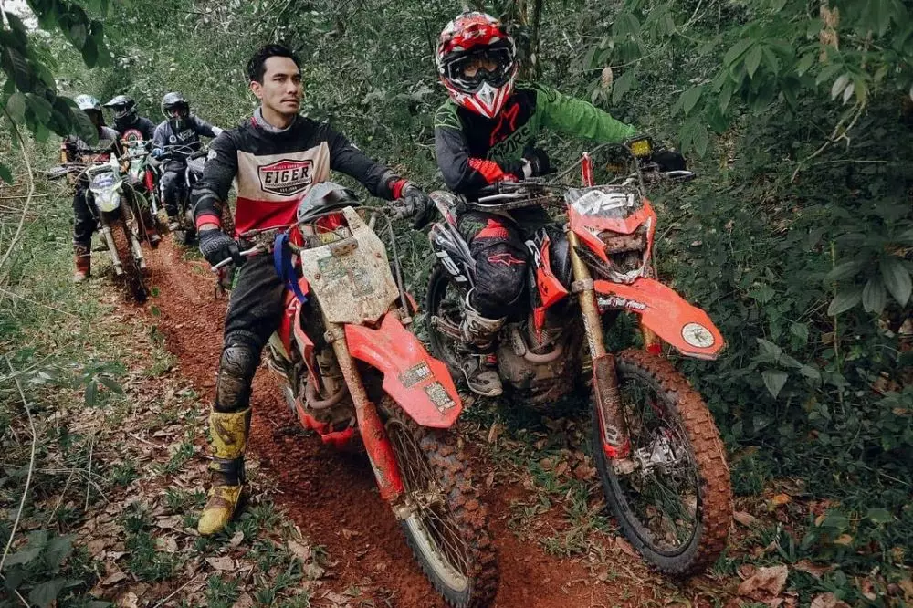 Potret Darius Sinathrya naik motor trail © Instagram